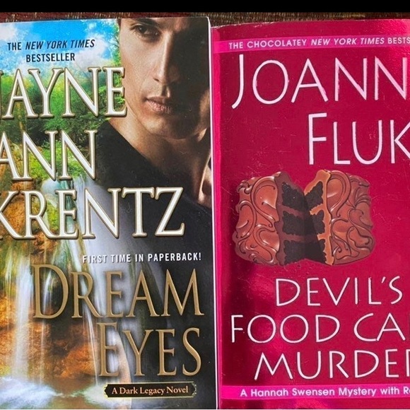 Other - Krentz and Fluke murder mystery book bundle